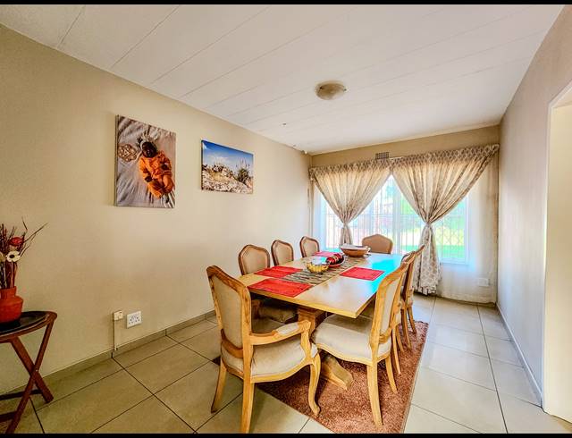 4 BEDROOM HOUSE FOR SALE IN CONSTANTIA KLOOF